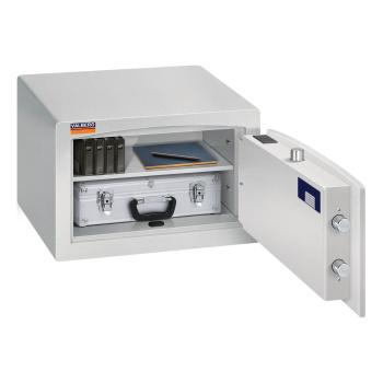 Preview: Ein lichtgrauer Möbeltresor mit geöffneter Tür. Im Innenraum befinden sich ein Aktenkoffer und ein Heft mit Stift. Das Produkt steht vor einem weißen Hintergrund.